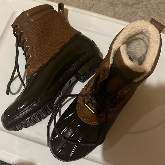 NEVER WORN - SIZE 8 Michael Kors Duck Boots - Picture 6 of 6